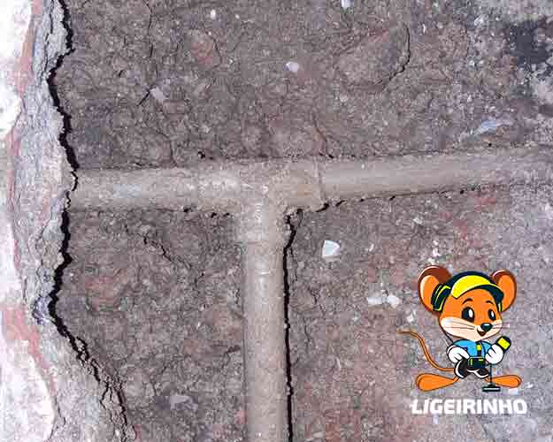 Conserto de Vazamento e Ar nas Tubulações em Caixa D'água, Cavalete e Válvula Hydra